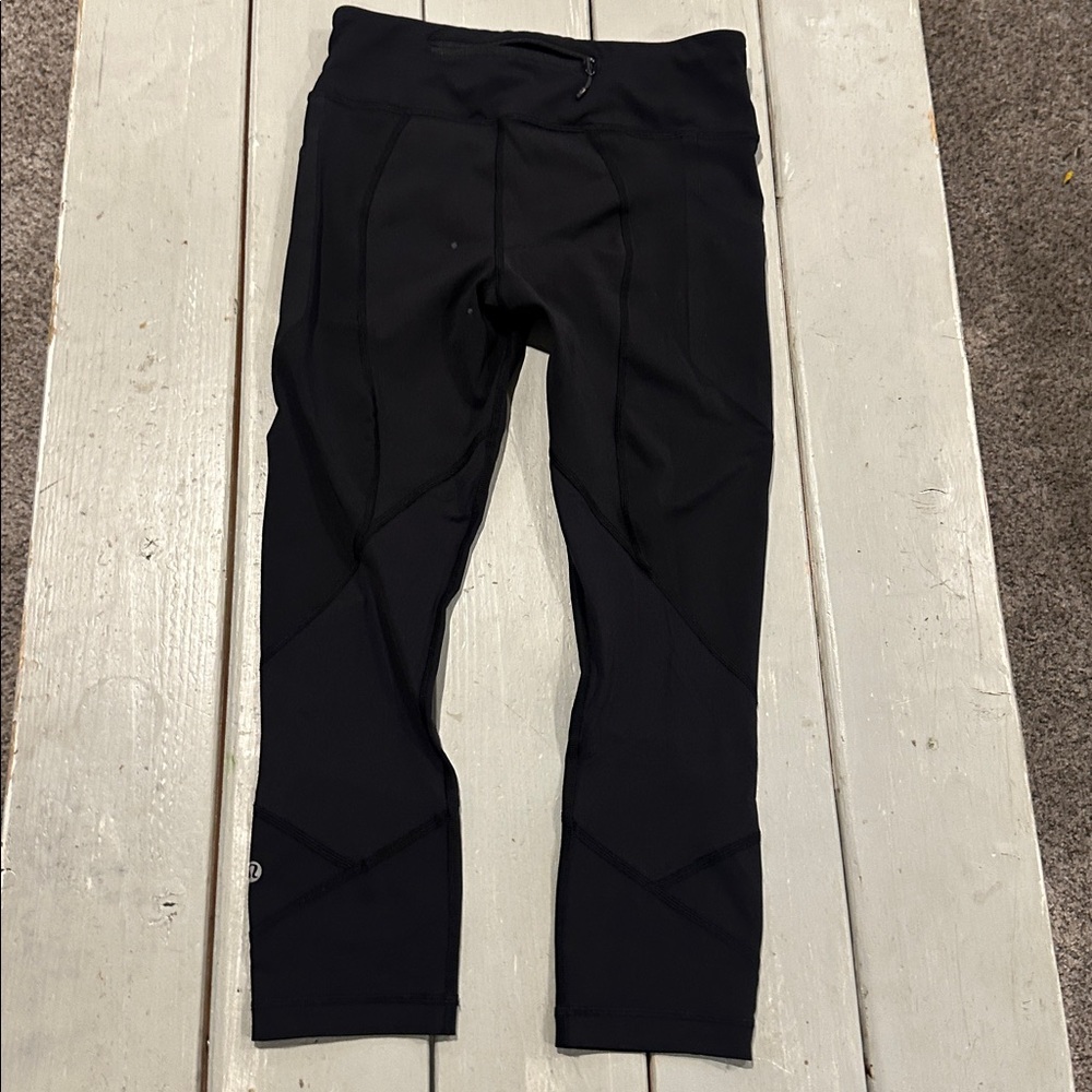 Lululemon Speed Crop sz 6 black zipper back pocket!